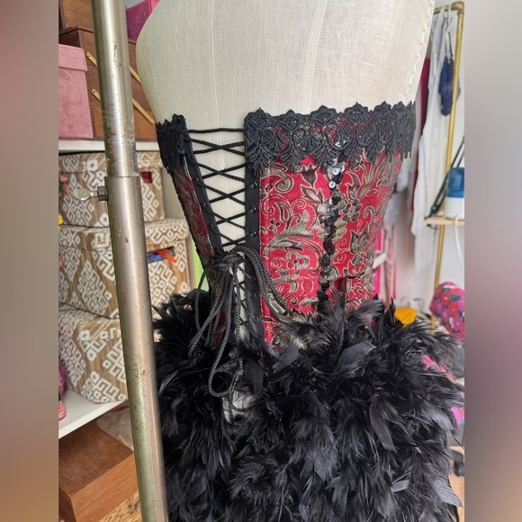 Elegant Red and Black Lace Corset with Feather Trim - Picture 2 of 3